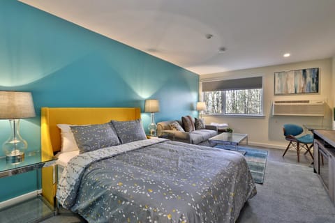 Photo of the whole room, Seating area, Bedroom