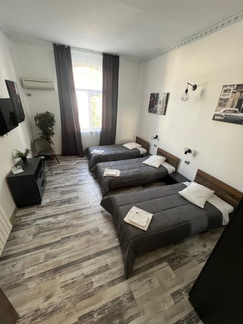 Bed, TV and multimedia, Photo of the whole room, Bedroom, towels