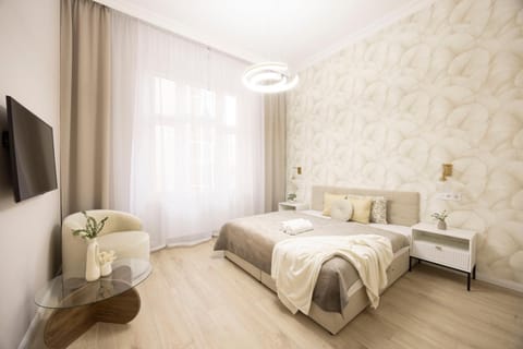 Bed, TV and multimedia, Photo of the whole room, Bedroom, towels