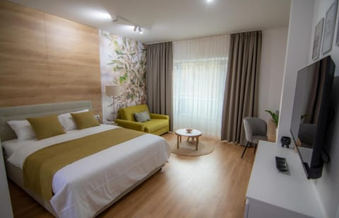 Bed, TV and multimedia, Photo of the whole room, Bedroom