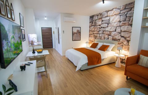 Bed, TV and multimedia, Photo of the whole room, Seating area, Bedroom, air conditioner