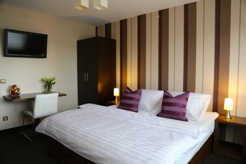 Bed, Day, Photo of the whole room, Decorative detail, Bedroom