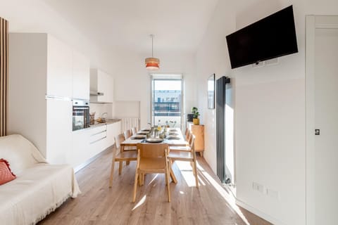 TV and multimedia, Kitchen or kitchenette, Living room, Photo of the whole room, Seating area, Dining area