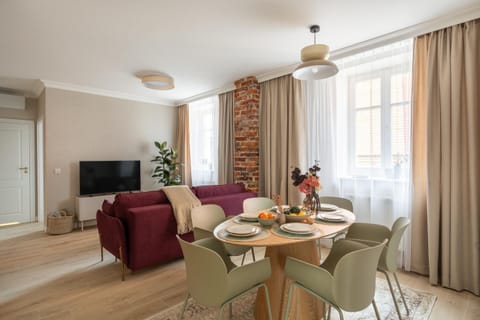 TV and multimedia, Living room, Seating area, Dining area