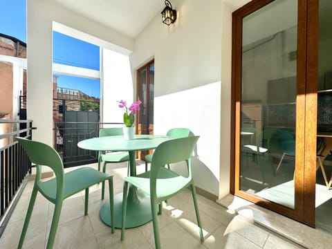 View (from property/room), Balcony/Terrace, Dining area