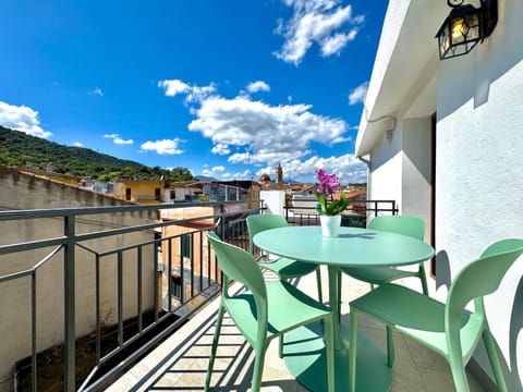 Property building, View (from property/room), Balcony/Terrace, Dining area