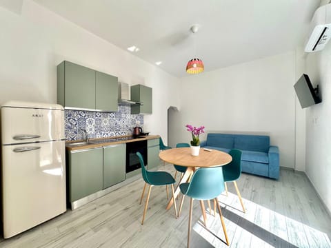 TV and multimedia, Kitchen or kitchenette, Dining area, dishwasher, oven, stove