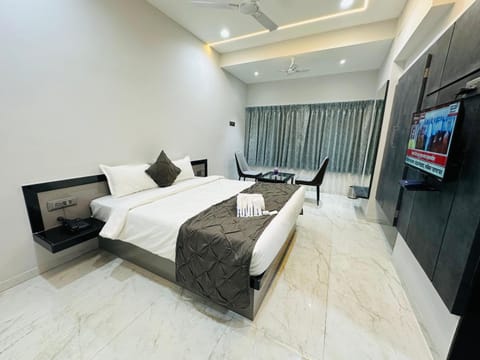 Bed, Photo of the whole room, Seating area