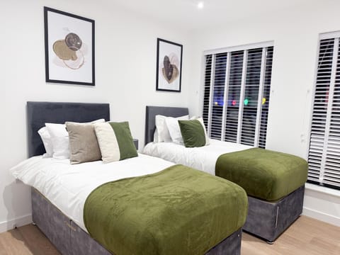 Spacious Modern 1 Bed Apartments in St Neots - Perfect for Contractors & Professionals - Free Parking - WiFi - Fully Equipped Kitchen - Smart TV Ideal for Work Stays and Long Projects Apartment in Huntingdonshire District