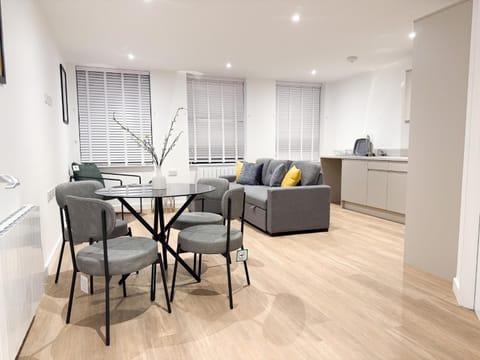 Spacious Modern 1 Bed Apartments in St Neots - Perfect for Contractors & Professionals - Free Parking - WiFi - Fully Equipped Kitchen - Smart TV Ideal for Work Stays and Long Projects Apartment in Huntingdonshire District