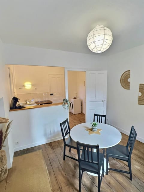 Kitchen or kitchenette, Dining area, stove