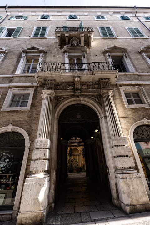 Facade/entrance