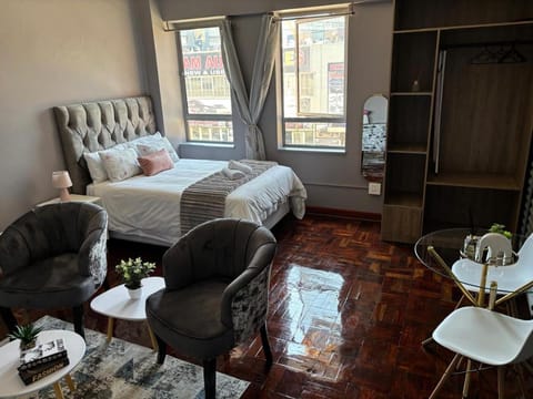 Bed, Living room, Photo of the whole room, Seating area, Bedroom, towels