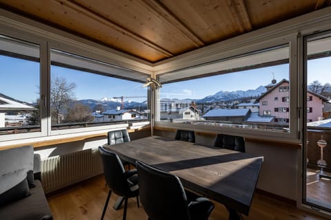 View (from property/room), Balcony/Terrace, Dining area, Mountain view
