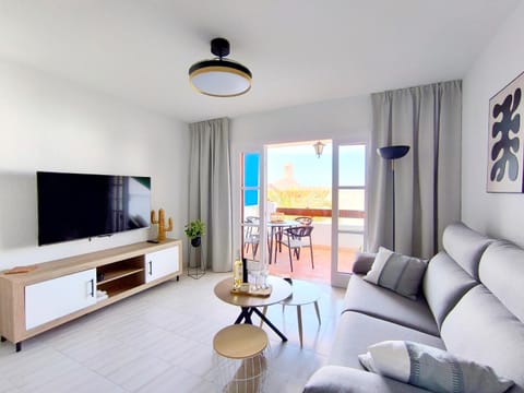 Day, TV and multimedia, Living room, Seating area, Evening entertainment, furniture