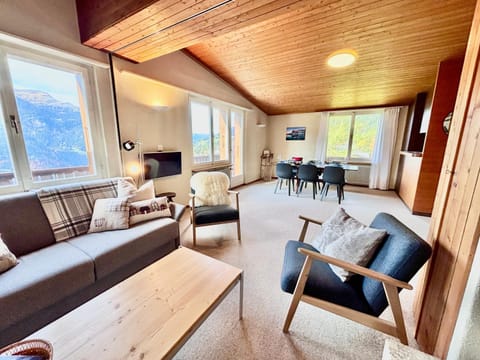 TV and multimedia, Living room, Seating area, Evening entertainment