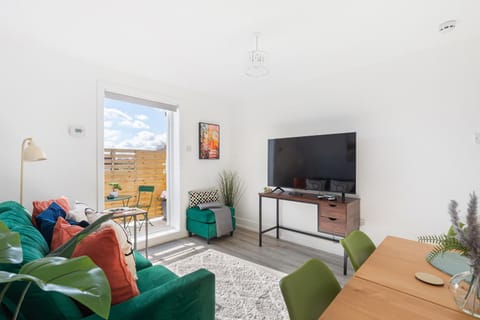 Communal lounge/ TV room, TV and multimedia, Living room, Seating area, Dining area, Evening entertainment