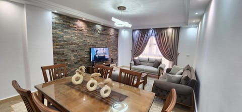 Communal lounge/ TV room, TV and multimedia, Living room, Seating area, Dining area, Evening entertainment