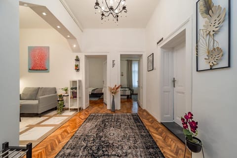 Bed, Living room, Photo of the whole room, Seating area, Bedroom, air conditioner