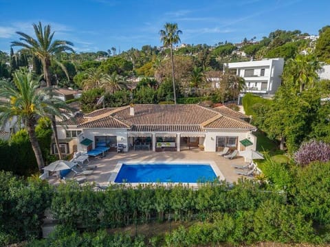Villa Casa La Concha - Luxury 6 bedroom Villa in Marbella, Beautiful Mountain View, Heated Swimming Pool, 15min walk to Puerto Banus Beaches, Sleeps up to 12 Villa in Marbella