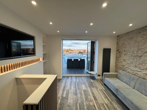 TV and multimedia, Living room, Seating area, Evening entertainment