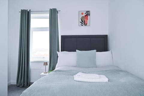 Bed, Bedroom, towels