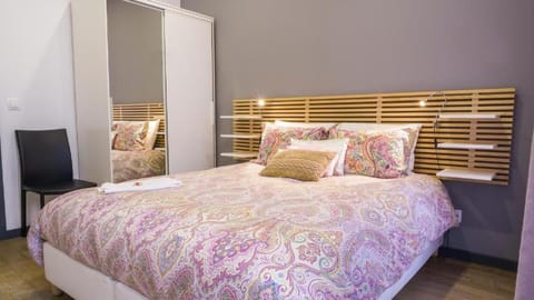 Bed, Photo of the whole room, Bedroom, wardrobe