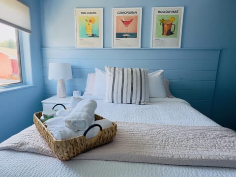 The Cocktail Cabin! 2 Miles to Cedar Point Cabin in Sandusky