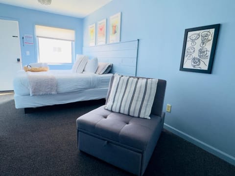 The Cocktail Cabin! 2 Miles to Cedar Point Cabin in Sandusky