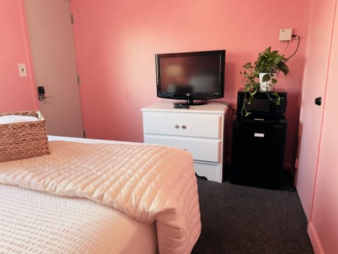 Cocktail Cabin Themed Guest Room Cabin in Sandusky