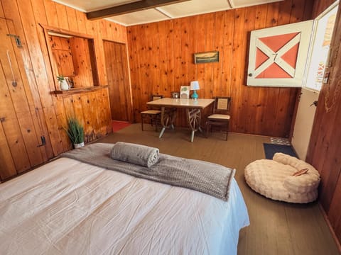 Bed, Photo of the whole room, Seating area, Dining area, Bedroom
