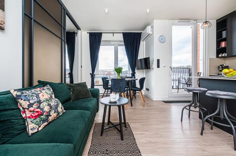 Communal lounge/ TV room, TV and multimedia, Living room, Seating area, Dining area