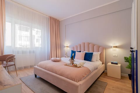 Bed, Photo of the whole room, Seating area, Bedroom