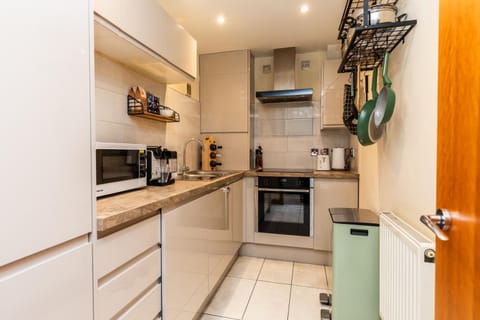 St George's Home w Private Parking by the Harbour House in Bristol