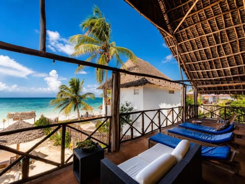 Patio, Day, Natural landscape, View (from property/room), Balcony/Terrace, Beach, Pool view, Sea view, Swimming pool, sunbed