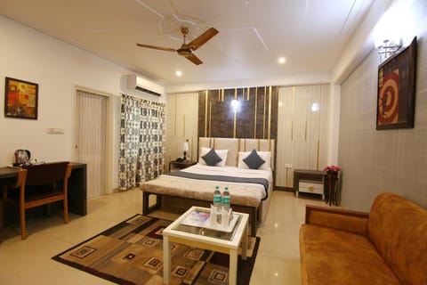 Bed, Photo of the whole room, Seating area, Bedroom