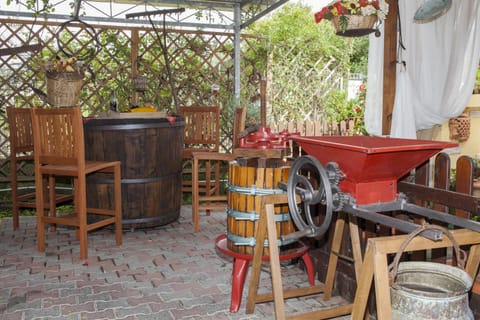 Property building, Facade/entrance, Garden, Decorative detail, Garden view, Entertainment, Family