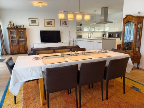TV and multimedia, Seating area, Dining area, Food, Food, Facility for disabled guests, internet, internet, stove, kitchen, kitchen, air conditioner, air conditioner