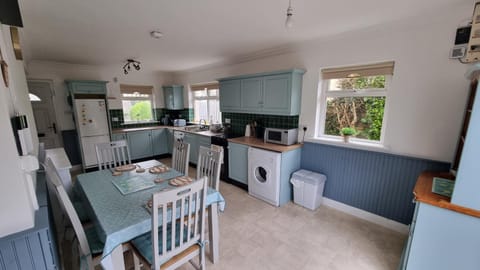 Kitchen or kitchenette, Seating area, Dining area, oven, pet friendly, stove