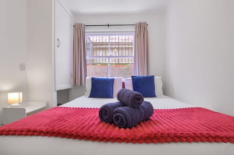 Bed, Bedroom, towels