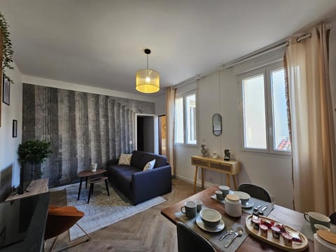Living room, Food and drinks, Seating area
