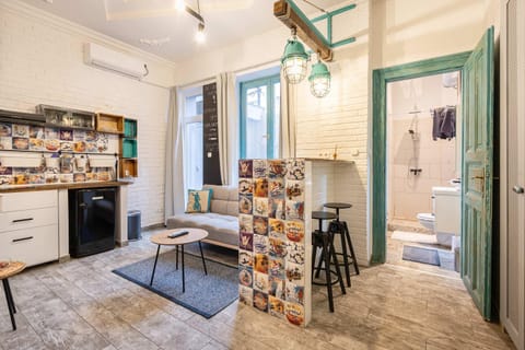Kitchen or kitchenette, Living room, Seating area, Dining area, air conditioner