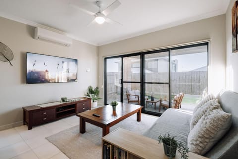 Communal lounge/ TV room, TV and multimedia, Living room, air conditioner