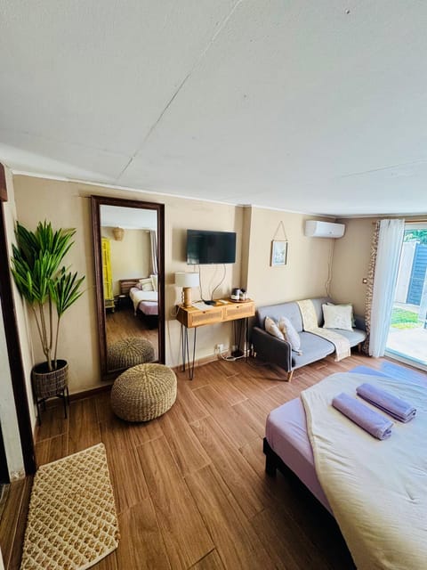Bed, TV and multimedia, Living room, Photo of the whole room, Seating area, Bedroom, towels