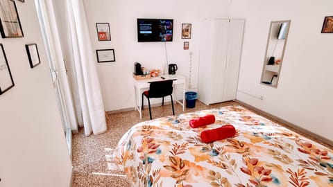 Bed, TV and multimedia, Photo of the whole room