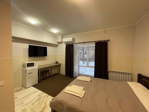 Bed, TV and multimedia, Kitchen or kitchenette, Photo of the whole room, Bedroom, towels, air conditioner