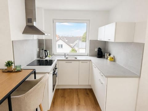 Coffee/tea facilities, Kitchen or kitchenette, Dining area, dishwasher, stove, kitchen