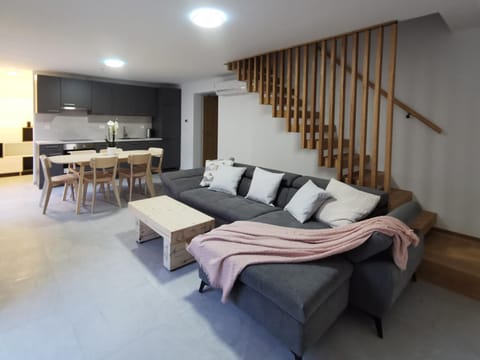 TV and multimedia, Kitchen or kitchenette, Living room, Seating area, Dining area