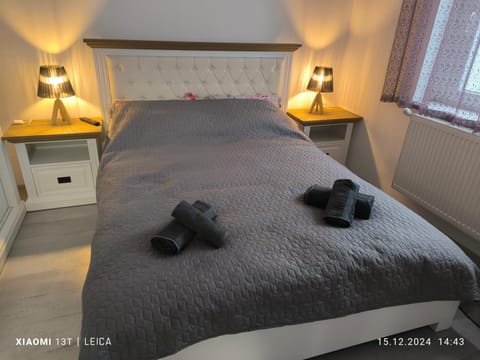 Bed, Bedroom, towels