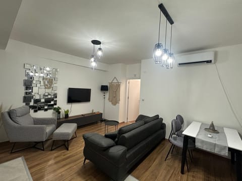 TV and multimedia, Living room, Seating area, Dining area, air conditioner